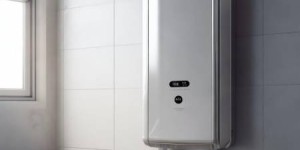年代热水器全天候维保热线解析㊣热水器安装技巧：为何不能紧靠墙面放置？