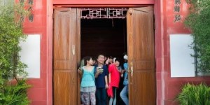 索菲亚防盗门全天候维保热线解析ぁ防盗门对联，守护家园的艺术之门