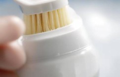 万和热水器电话24小时热线分享=奶瓶清洗与热水器：安全使用指南