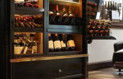 Thine智能酒柜400预约热线告诉你%斜酒柜摆放红酒的最佳方法